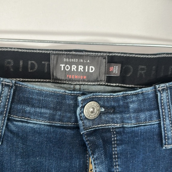 Torrid Sky High Skinny Bermuda Denim Dark Wash Shorts - Picture 6 of 11